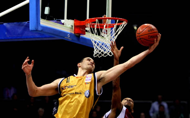 2险胜费耶 2险胜费耶